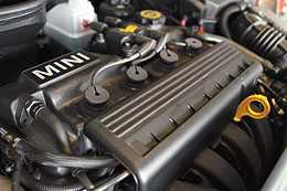 Более мощная версия атмосферного двигателя для Mini в версии Cooper развивает 115 сил